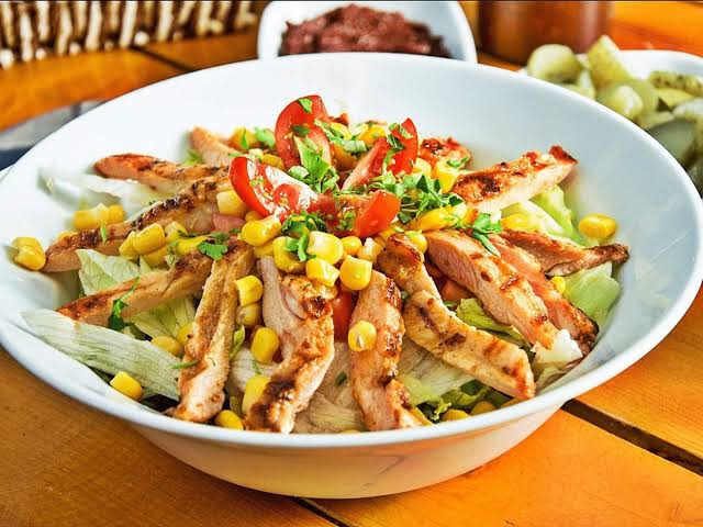 Izgara Tavuklu Salata